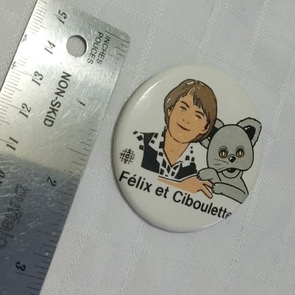 Strange & unusual vintage button pin featuring Félix et Ciboulette - Picture 2 of 3